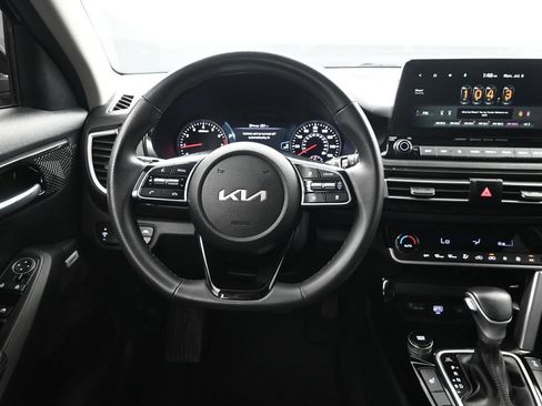 Certified 2022 Kia Seltos SX w/ Sunroof Package AWD/4WD image 35