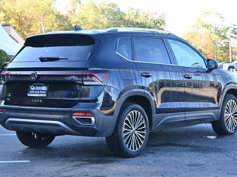 Used 2025 Volkswagen Taos SE image 9