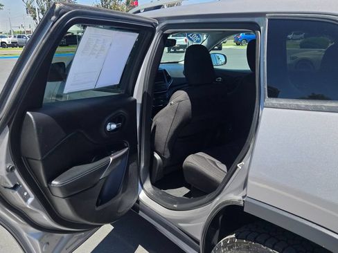 Used 2021 Jeep Cherokee Latitude AWD/4WD image 17