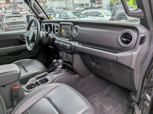 Used 2022 Jeep Wrangler Unlimited Sahara w/ Cold Weather Group AWD/4WD image 27