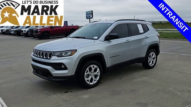 Used 2024 Jeep Compass Latitude AWD/4WD image 4