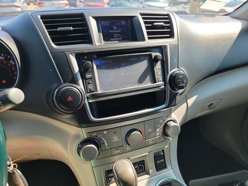 Used 2013 Toyota Highlander SE FWD image 18