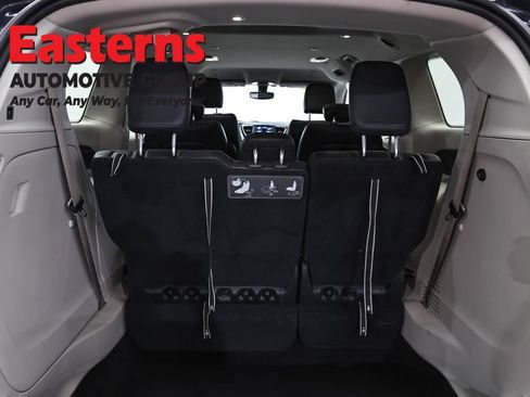 Used 2020 Chrysler Pacifica Touring-L FWD image 9