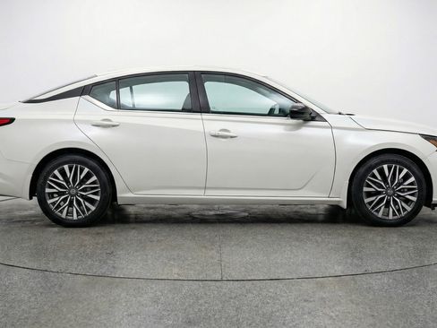 Used 2025 Nissan Altima 2.5 SV image 11