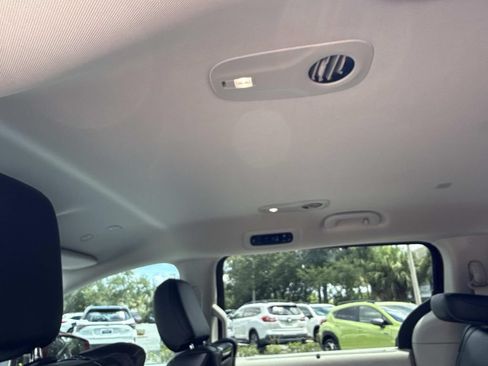 Used 2022 Chrysler Pacifica Touring-L w/ Uconnect Theater Family Group AWD/4WD image 15