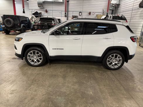 Used 2024 Jeep Compass Latitude image 25