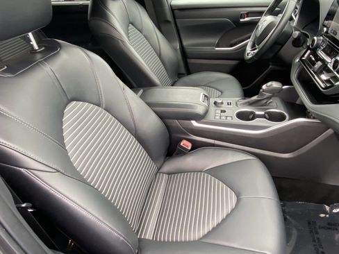 Used 2025 Toyota Highlander XSE AWD/4WD image 10