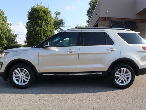 Used 2017 Ford Explorer XLT FWD image 10