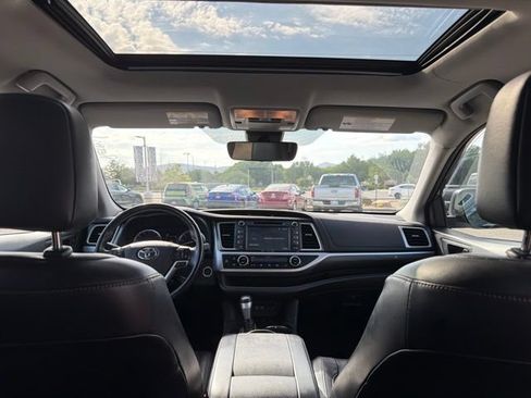 Certified 2018 Toyota Highlander Limited AWD/4WD image 10