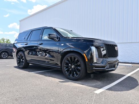 Used 2025 Cadillac Escalade Sport Platinum w/ LPO, ONYX Package image 2