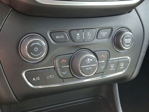 Used 2019 Jeep Cherokee Limited AWD/4WD image 16