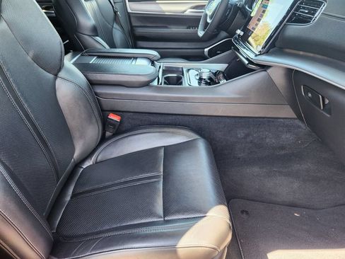Used 2025 Jeep Wagoneer 4WD image 13