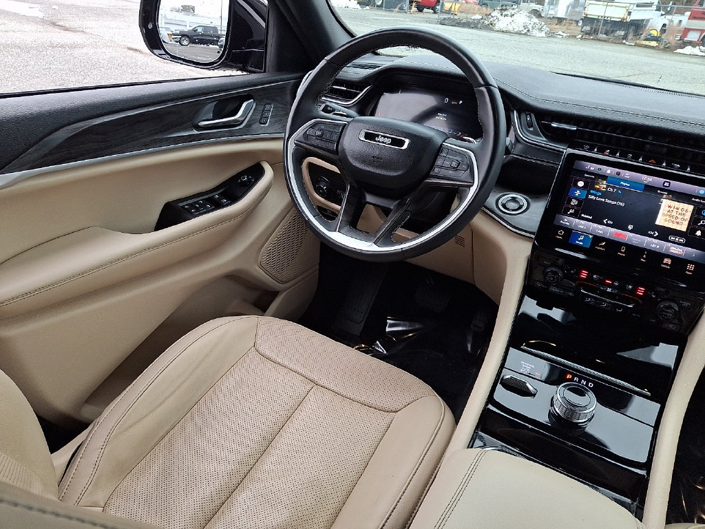 Used 2023 Jeep Grand Cherokee Limited w/ Luxury Tech Group II AWD/4WD image 15