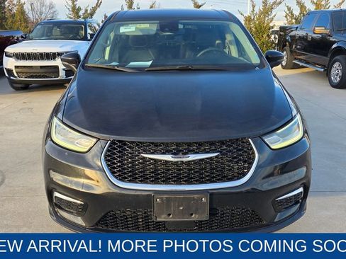 Used 2023 Chrysler Pacifica Touring-L image 8