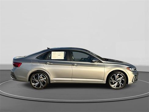 Used 2025 Volkswagen Jetta SEL image 3