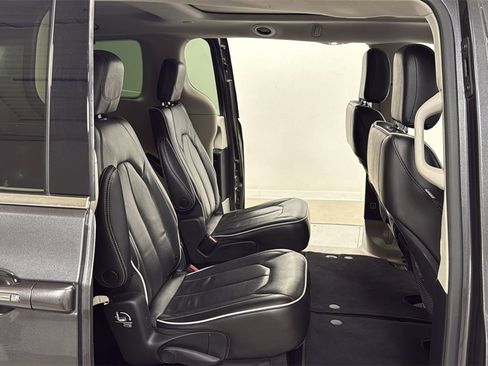 Used 2022 Chrysler Pacifica Limited image 18