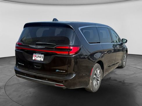 Used 2023 Chrysler Pacifica Touring-L FWD image 9