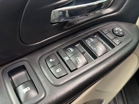 Used 2018 Dodge Grand Caravan SE FWD image 11