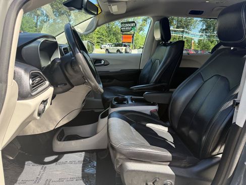 Used 2022 Chrysler Pacifica Touring-L w/ Uconnect Theater Family Group FWD image 19