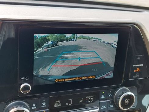 Used 2023 Toyota Highlander LE AWD/4WD image 35