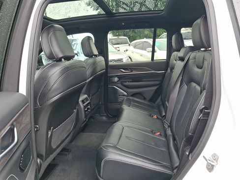 Used 2022 Jeep Grand Cherokee Overland AWD/4WD image 10