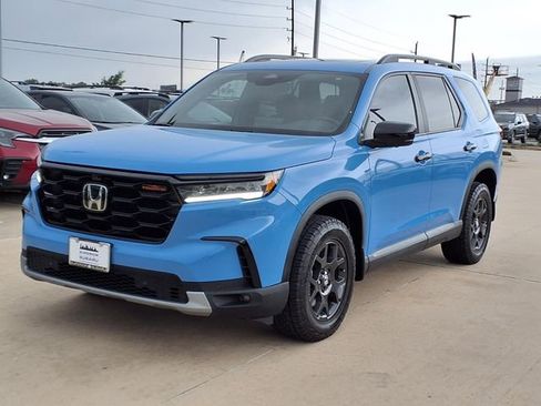 Used 2025 Honda Pilot TrailSport image 3