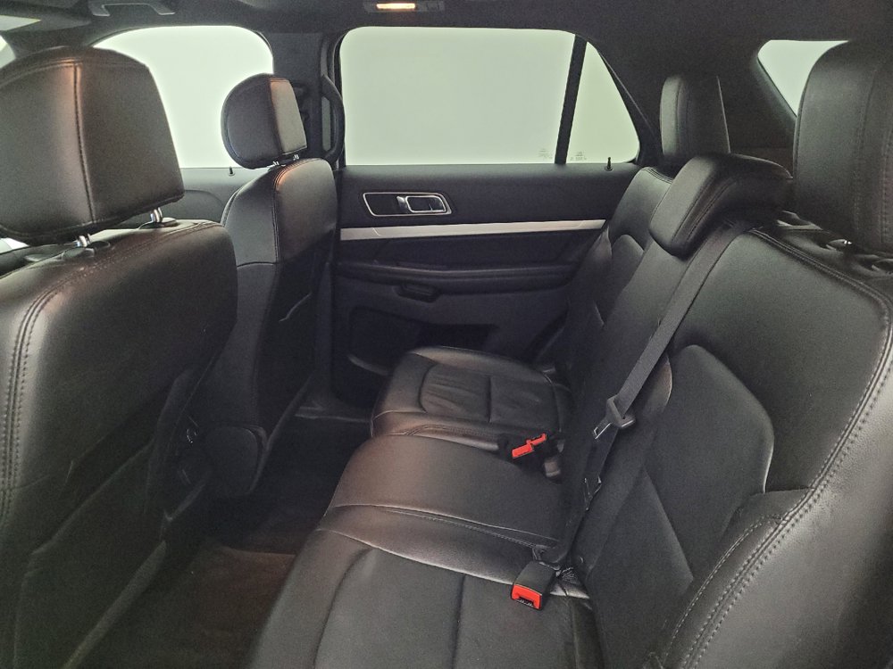 Used 2017 Ford Explorer XLT w/ Equipment Group 202A AWD/4WD image 18