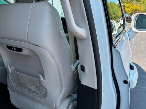 Used 2021 Chrysler Pacifica Touring-L FWD image 17