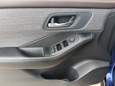 Used 2022 Nissan Rogue SV FWD image 11