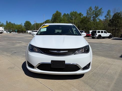 Used 2020 Chrysler Pacifica Touring-L image 2