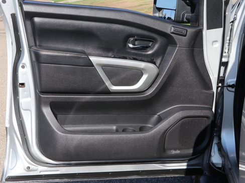 Used 2019 Nissan Titan PRO-4X w/ Pro-4x Convenience Package image 10