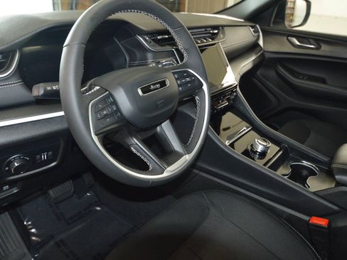 Used 2025 Jeep Grand Cherokee Laredo X w/ Luxury Tech Group I AWD/4WD image 31