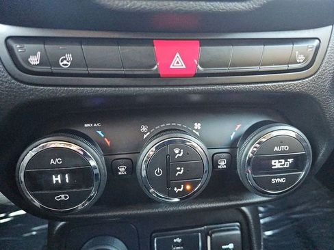 Used 2015 Jeep Renegade Latitude w/ Popular Equipment Group image 30