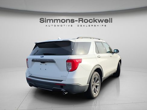 Used 2022 Ford Explorer XLT w/ Equipment Group 202A image 5