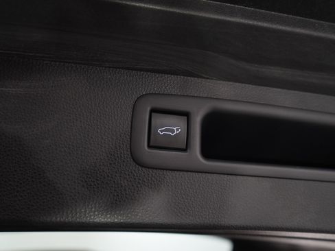 Used 2021 Toyota Highlander XLE image 11