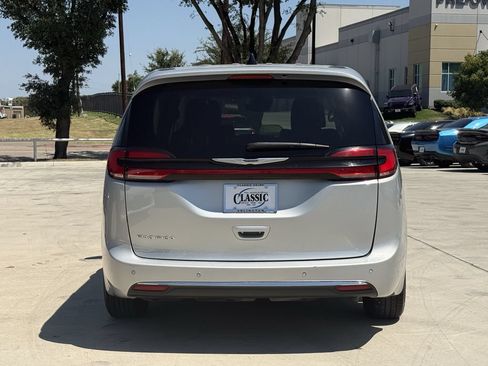Used 2024 Chrysler Pacifica Touring-L FWD image 5