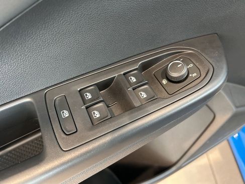 Used 2025 Volkswagen Taos SE image 12