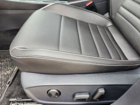 Used 2024 Volkswagen Jetta SE w/ Panoramic Sunroof Package FWD image 21