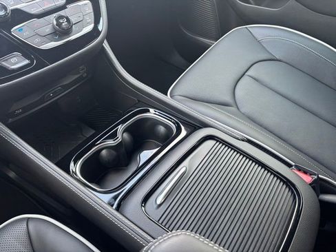 New 2026 Chrysler Pacifica Limited w/ Uconnect Theater Family Group image 22