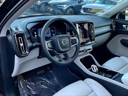 Certified 2023 Volvo XC40 B5 Plus w/ Protection Package Premier image 16