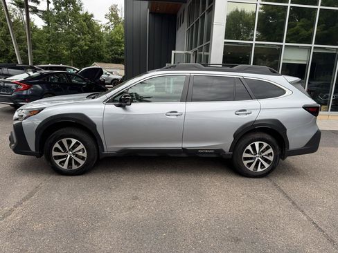 Used 2024 Subaru Outback Premium AWD/4WD image 2