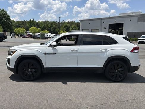 Used 2024 Volkswagen Atlas Cross Sport SE w/ Panoramic Sunroof Package FWD image 10