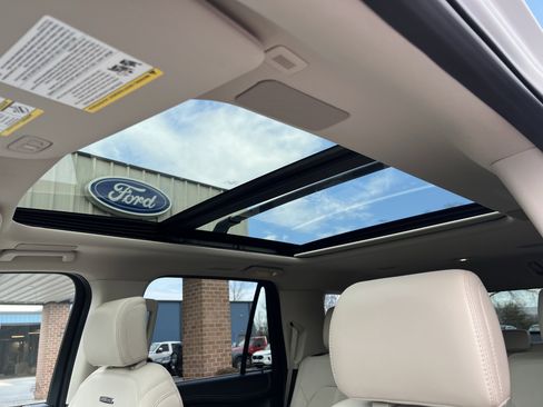 Used 2023 Ford Expedition Platinum image 14