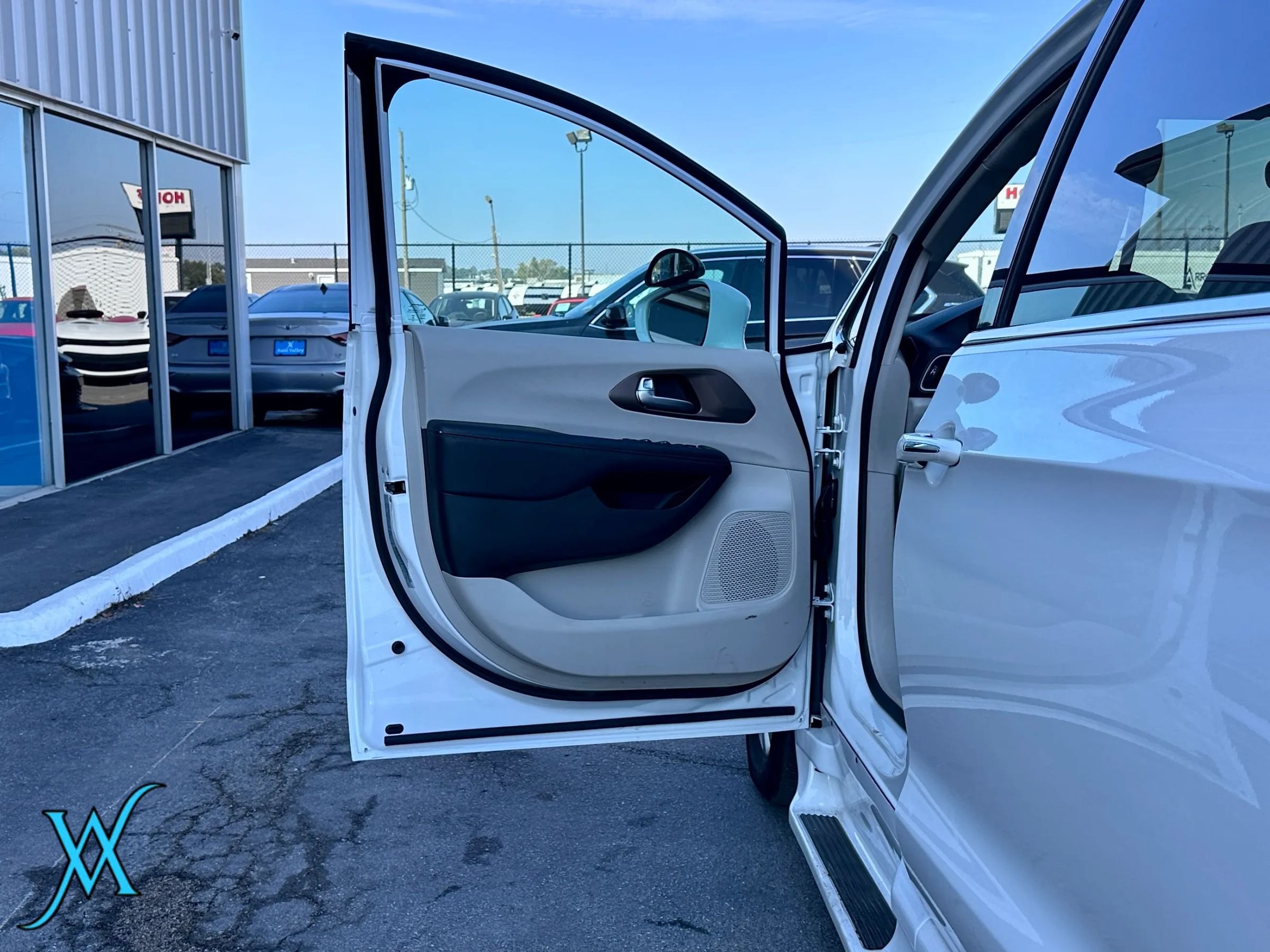 Used 2018 Chrysler Pacifica Touring Plus FWD image 12