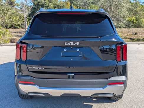 Certified 2024 Kia Sorento S image 6