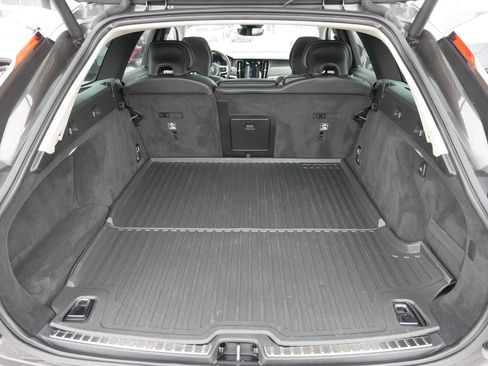 Used 2022 Volvo V90 B6 Cross Country w/ Advanced Package image 18