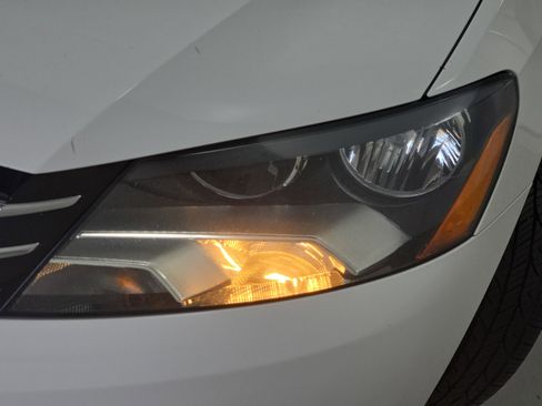 Used 2013 Volkswagen Passat 2.5 SEL Premium image 31