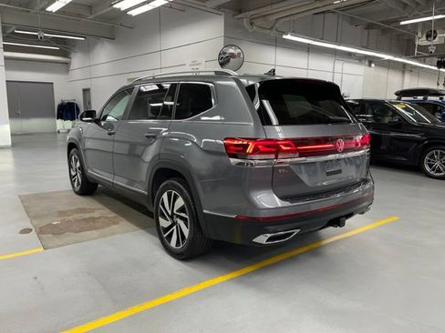 Used 2024 Volkswagen Atlas SEL AWD/4WD image 2