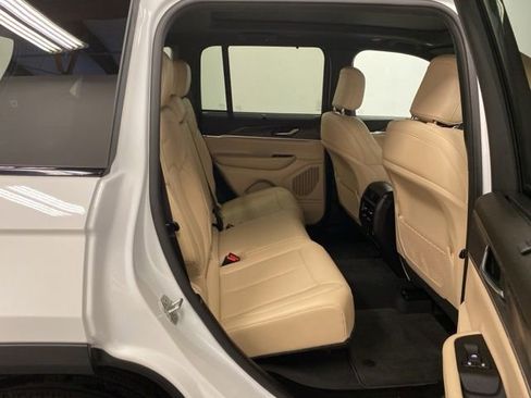 Used 2025 Jeep Grand Cherokee Limited w/ Luxury Tech Group II image 33