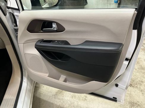 Used 2023 Chrysler Voyager LX FWD image 36